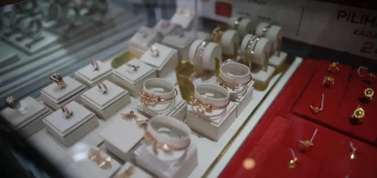 Harga Emas Dunia Terkoreksi, Masih Berpeluang Cetak Rekor Baru?