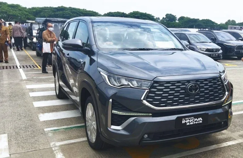 Innova Zenix Hybrid: Raja Baru Pasar Mobil Listrik di Indonesia!