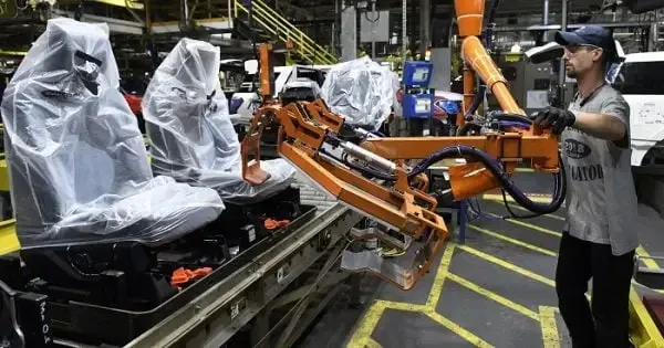 400 Ekonom Soroti TKDN: Desak Pemerintah Longgarkan Aturan untuk Dongkrak Daya Saing