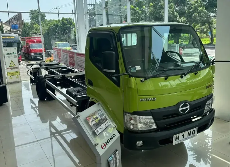Hino Gempur Surabaya dan Malang dengan Peluncuran 300136 MDLR!