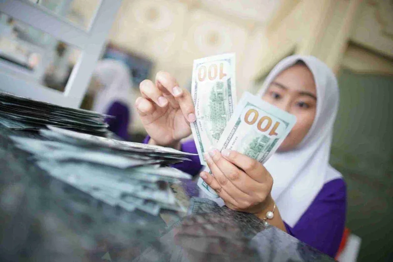 Menanti Keputusan The Fed, Dolar AS Tersungkur dan Pasar Tegang Menanti